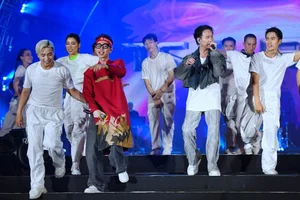 Toc Tien Ignites the Stage with Bold Fashion at 8Wonder Winter Festival - image 3