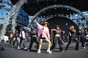 Toc Tien Ignites the Stage with Bold Fashion at 8Wonder Winter Festival - image 7