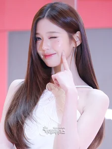 IVE Jang Wonyoung Flawless Goddess Visuals Stun Netizens Globally - image 0