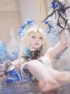 Unexpected Viral Moment: Cosplayer Gains Attention After Unique Bathing Photoshoot - image 1