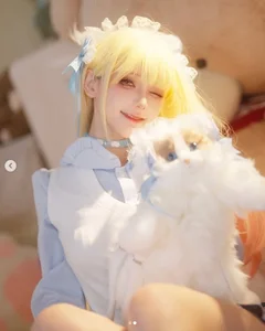 Unexpected Viral Moment: Cosplayer Gains Attention After Unique Bathing Photoshoot - image 2