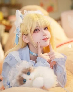 Unexpected Viral Moment: Cosplayer Gains Attention After Unique Bathing Photoshoot - image 0