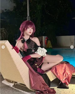 Unexpected Viral Moment: Cosplayer Gains Attention After Unique Bathing Photoshoot - image 8