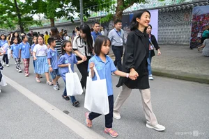 Vietnamese Tourists Embrace Korean Culture: Wearing Traditional Hanbok at the Cultural Festival - image 6