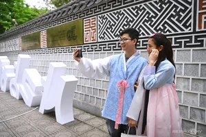 Vietnamese Tourists Embrace Korean Culture: Wearing Traditional Hanbok at the Cultural Festival - image 10