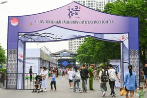 Vietnamese Tourists Embrace Korean Culture: Wearing Traditional Hanbok at the Cultural Festival - image 3