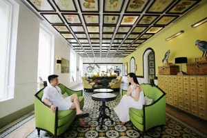 Wealthy Beauty Queen Shares Humorous Hotel Cooking Moment with Her Husband - image 7