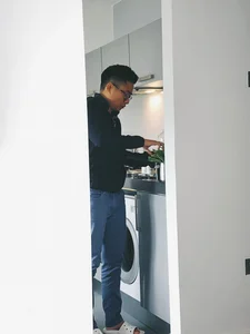 Wealthy Beauty Queen Shares Humorous Hotel Cooking Moment with Her Husband - image 1