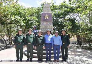 General Staff Delegation Conducts Inspection Visit to Truong Sa Archipelago and DK1 Rigs - image 0