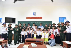 General Staff Delegation Conducts Inspection Visit to Truong Sa Archipelago and DK1 Rigs - image 2