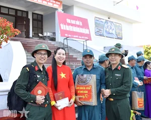 General Staff Delegation Conducts Inspection Visit to Truong Sa Archipelago and DK1 Rigs - image 12