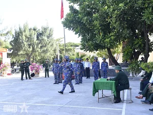 General Staff Delegation Conducts Inspection Visit to Truong Sa Archipelago and DK1 Rigs - image 4