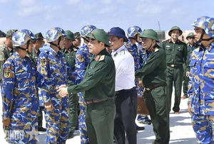 General Staff Delegation Conducts Inspection Visit to Truong Sa Archipelago and DK1 Rigs - image 7