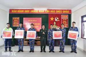 General Staff Delegation Conducts Inspection Visit to Truong Sa Archipelago and DK1 Rigs - image 8