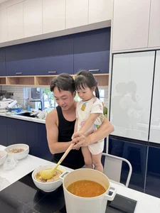 How Cuong Do La and Dam Thu Trang Teach Housework to Suchin - image 6