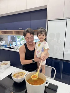 How Cuong Do La and Dam Thu Trang Teach Housework to Suchin - image 1