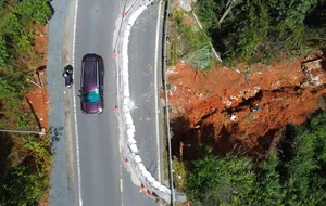 Dangerous Landslides on the Scenic Mountain Passes Leading to Da Lat - image 8