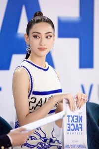 Miss Vietnam's Daughter Praised for Elegant and Humble Style - image 8