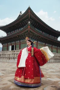 Vietnamese DJ Mie Stuns Fans with Elegant Korean Queen Hanbok Look - image 2