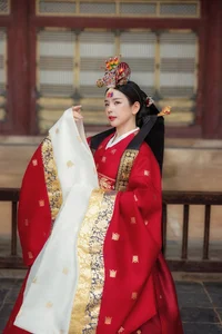 Vietnamese DJ Mie Stuns Fans with Elegant Korean Queen Hanbok Look - image 8
