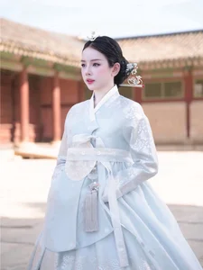 Vietnamese DJ Mie Stuns Fans with Elegant Korean Queen Hanbok Look - image 7