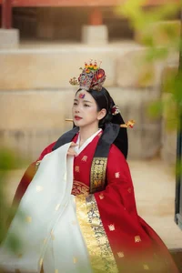 Vietnamese DJ Mie Stuns Fans with Elegant Korean Queen Hanbok Look - image 3