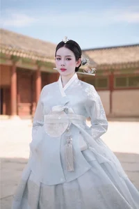 Vietnamese DJ Mie Stuns Fans with Elegant Korean Queen Hanbok Look - image 9
