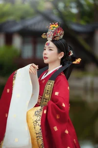 Vietnamese DJ Mie Stuns Fans with Elegant Korean Queen Hanbok Look - image 4