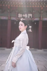 Vietnamese DJ Mie Stuns Fans with Elegant Korean Queen Hanbok Look - image 6