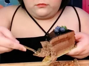 Tragedy Strikes Chinese Livestreaming Community After Mukbang Star Passes Away - image 3