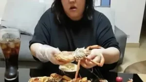Tragedy Strikes Chinese Livestreaming Community After Mukbang Star Passes Away - image 0