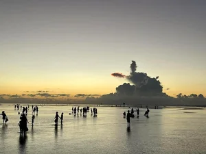 Stunning Close-Up: The 'Carp Leaping Over the Dragon Gate' Cloud Formation in Thai Binh - image 2