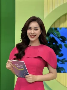 TV Presenter Showcases Flawless Maternity Fashion Daily - image 8