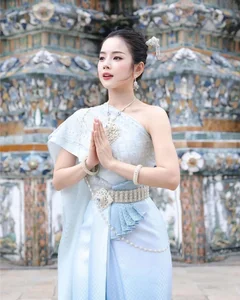 Stunning Vietnamese DJ Captivates Fans in Elegant Traditional Thai Attire - image 8
