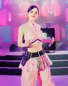 Stunning Vietnamese DJ Captivates Fans in Elegant Traditional Thai Attire - image 4