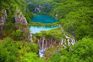 Top 10 Most Mysterious and Unusual Lakes on Earth - image 3