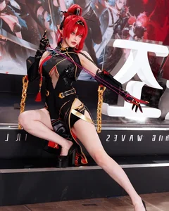 Female Cosplayer Achieves Overnight Internet Fame With Creative and Unique Posing Style - image 4