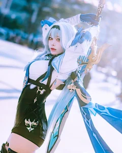 Female Cosplayer Achieves Overnight Internet Fame With Creative and Unique Posing Style - image 2