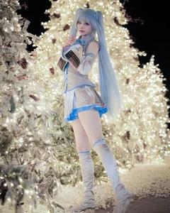 Female Cosplayer Achieves Overnight Internet Fame With Creative and Unique Posing Style - image 0