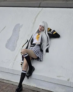 Female Cosplayer Achieves Overnight Internet Fame With Creative and Unique Posing Style - image 1