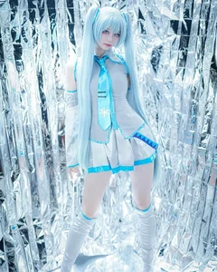 Female Cosplayer Achieves Overnight Internet Fame With Creative and Unique Posing Style - image 5