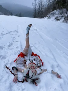 Female Cosplayer Achieves Overnight Internet Fame With Creative and Unique Posing Style - image 3