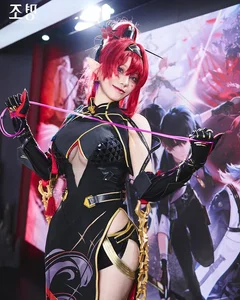 Female Cosplayer Achieves Overnight Internet Fame With Creative and Unique Posing Style - image 9