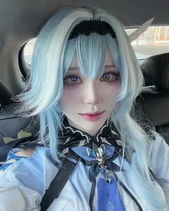 Female Cosplayer Achieves Overnight Internet Fame With Creative and Unique Posing Style - image 7