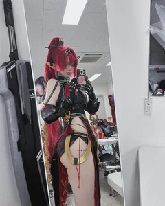 Female Cosplayer Achieves Overnight Internet Fame With Creative and Unique Posing Style - image 8
