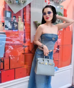 NSND Thu Que's Ageless Beauty and Van Dung's Rare Family Snapshot - image 1