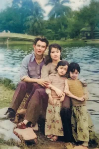 NSND Thu Que's Ageless Beauty and Van Dung's Rare Family Snapshot - image 6