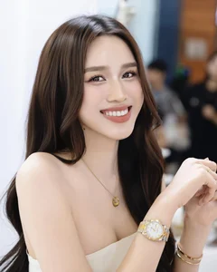 Luxury and Elegance: Miss Vietnam Do Thi Ha Shines with $40,000 Accessories - image 2