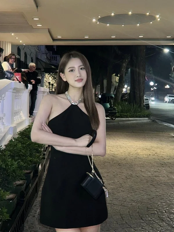 Minh Vuong Girlfriend Masters Elegant and Alluring Style
