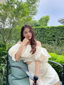 Minh Vuong Girlfriend Masters Elegant and Alluring Style - image 4